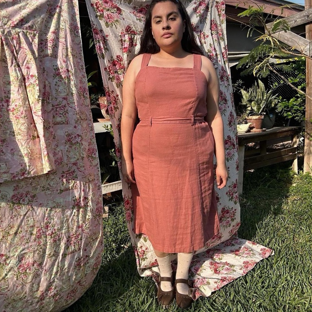 Muted pink linen pinafore dress - Picture 5 of 8
